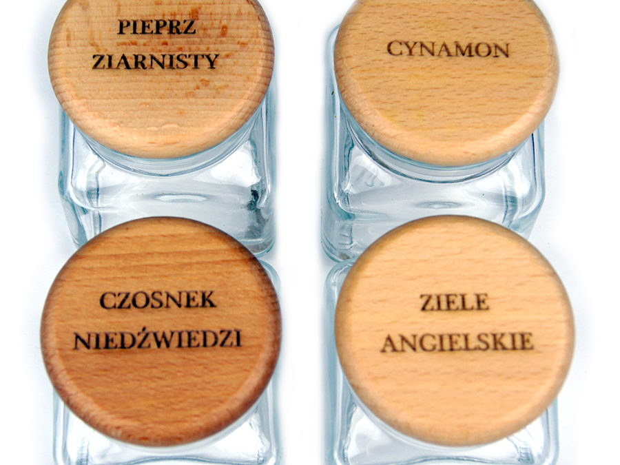 Etykiety na przyprawy wygrawerowane laserem na drewnianych pokrywkach słoików