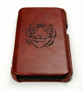 Idealny pomysł na prezent! Grawer dowolnego tekstu lub grafiki (logo, obrazek, kształt, itp.) na etui na telefon sprawi, że stanie się ono oryginalne i niepowtarzalne. Zniechęci także do ewentualnej kradzieży.